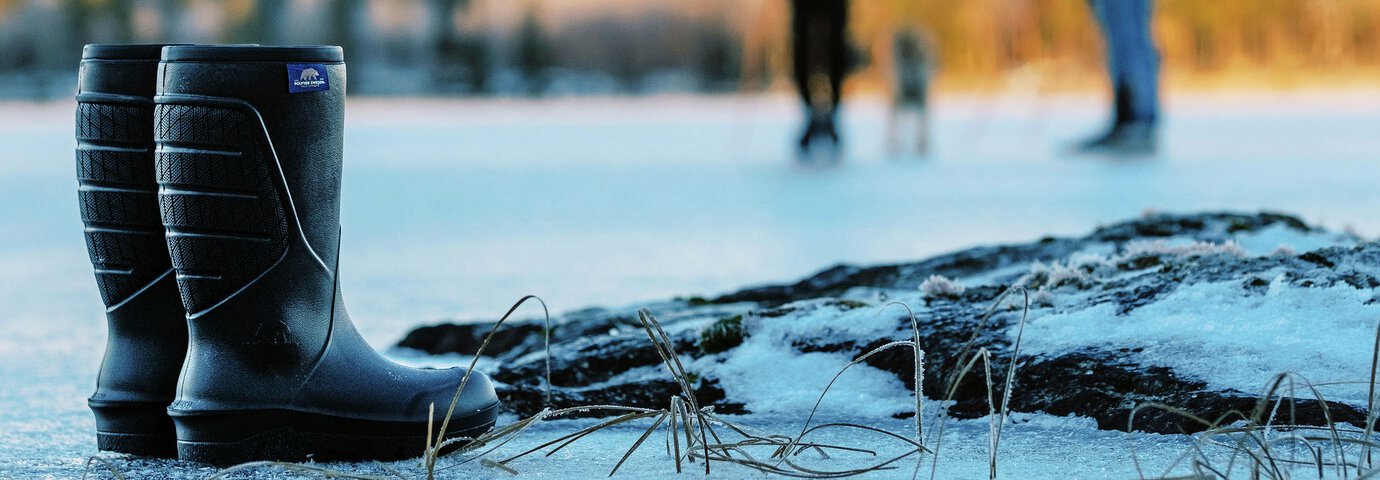 bild på stående vinterstövlar i snön 