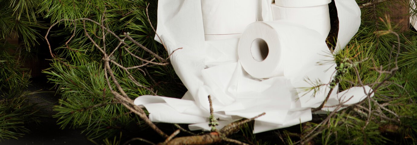 Toalettpapper på rullar utomhus - Toapapper storpack Granngården