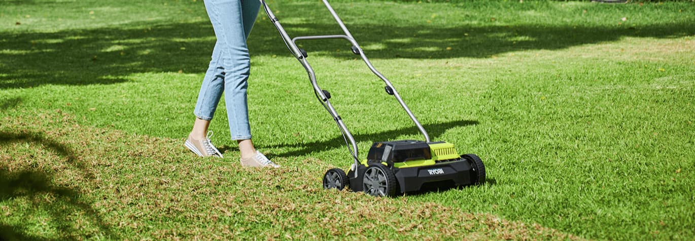 vertikalskärare som luftar gräsmattan