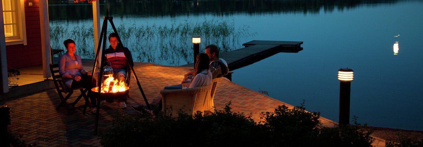 Familj i skogen runt en braspanna från Espegard