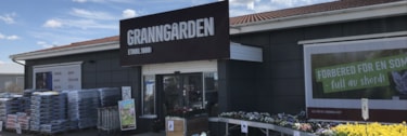 Välkomnande entré till Granngårdens butik i Löddeköpinge