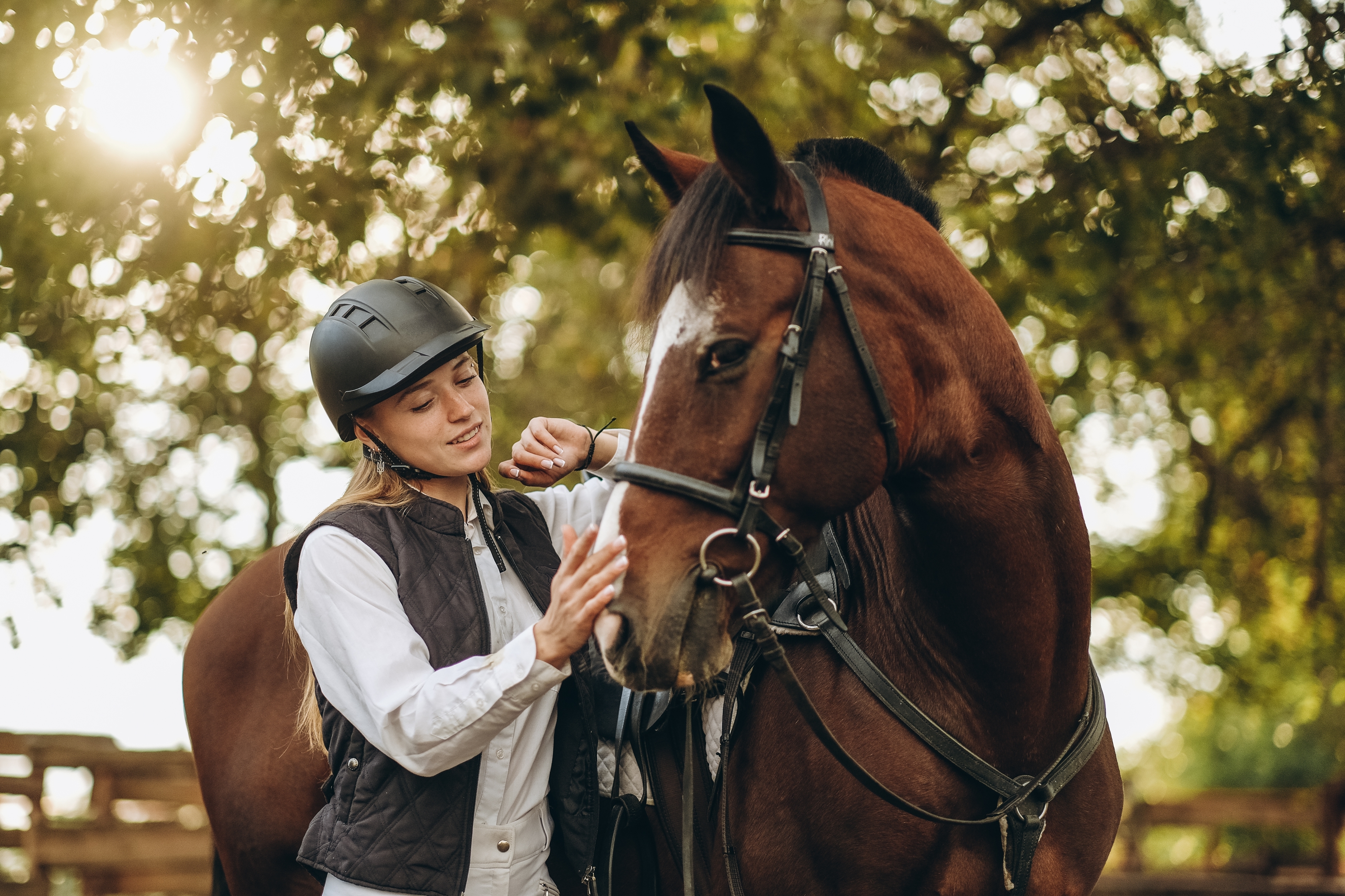 Kvinna och brun häst