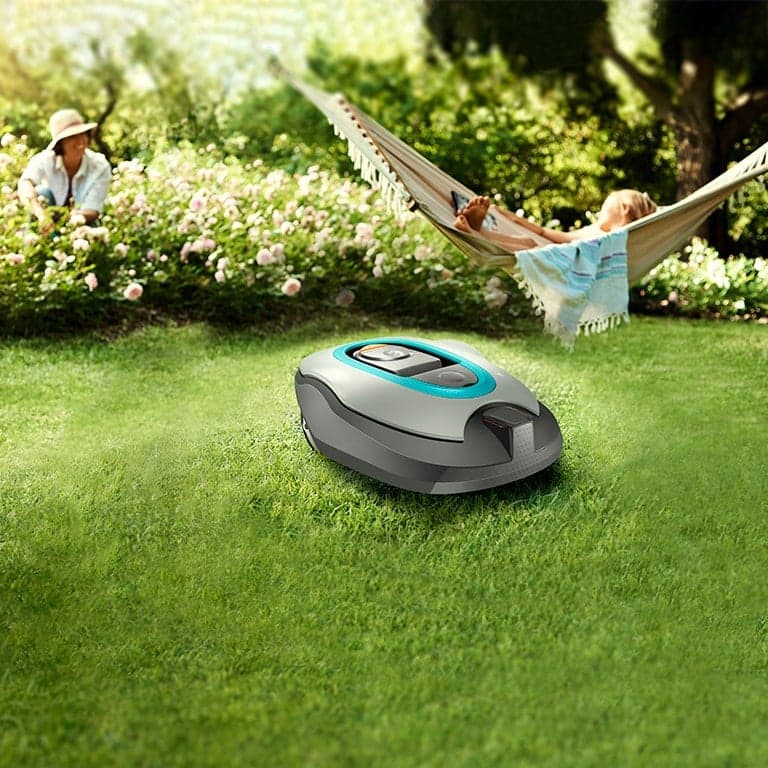 robotgräsklippare kör över gräsmatta och klipper