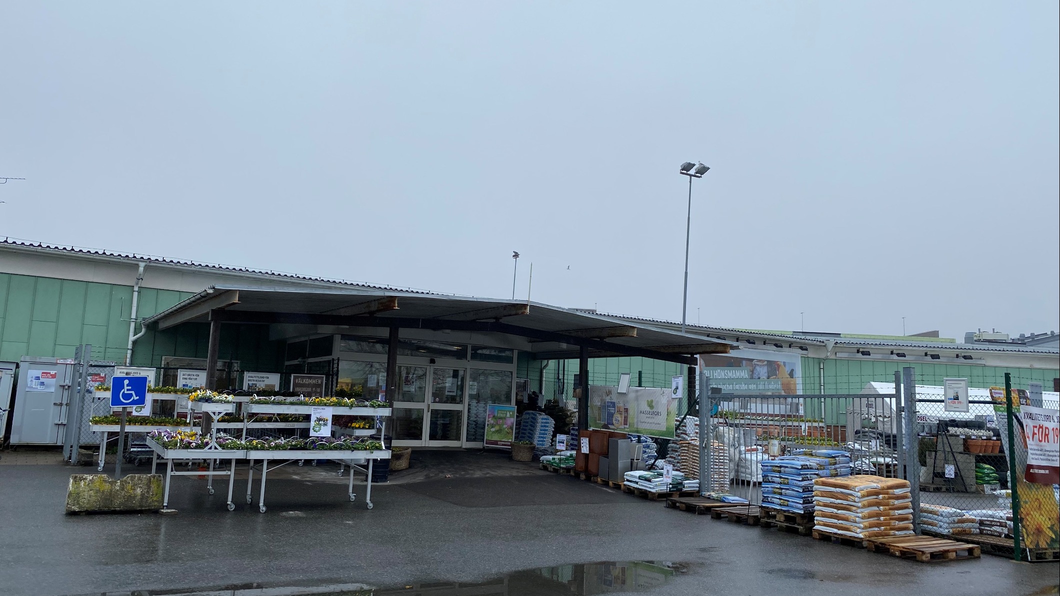 Välkomnande entré till Granngårdens butik i Kungsbacka 