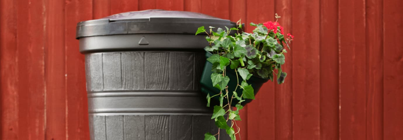 regnvattentunna mot röd bakgrund