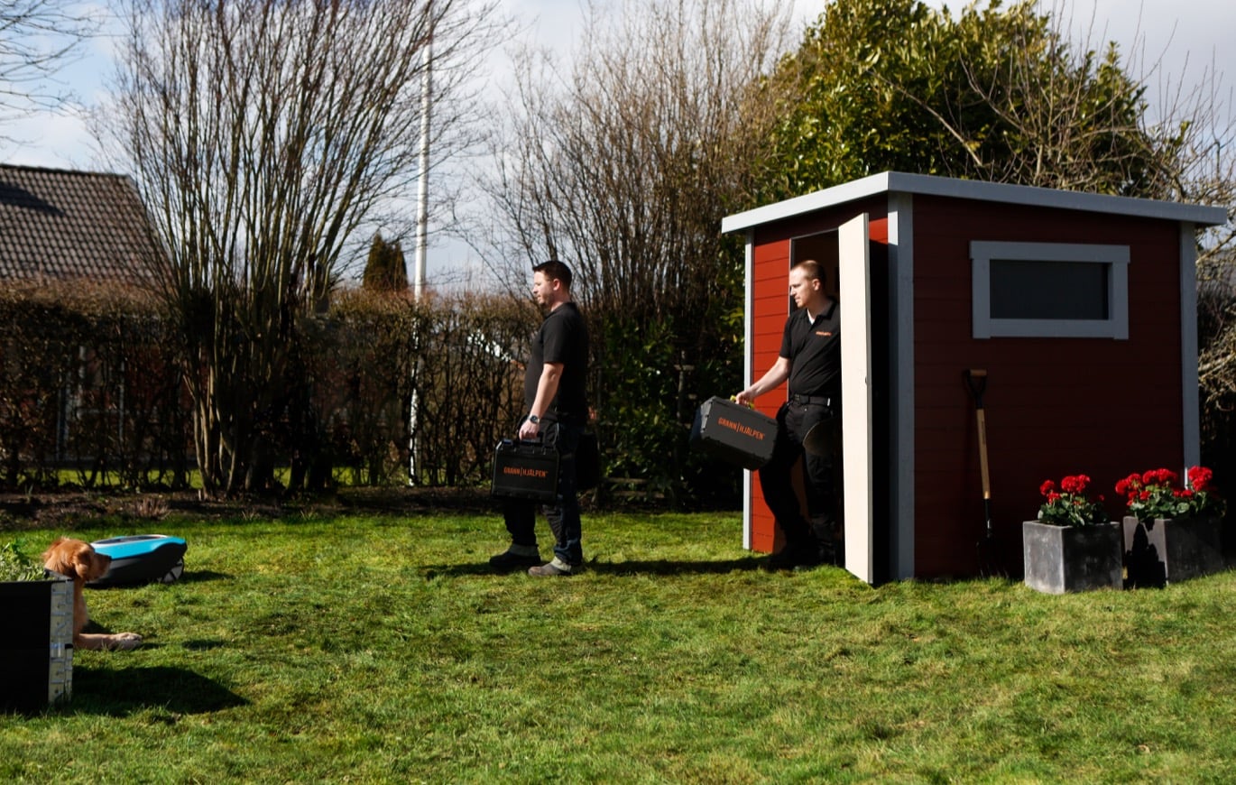 installation och förvaring av robotgräsklippare på granngården