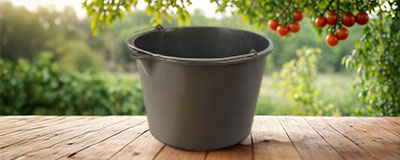 hink på bord med tomater i ena hörnet