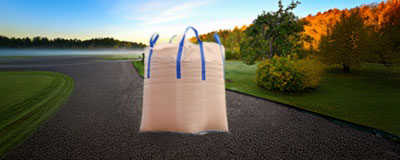 stor säck på uppfart i naturomgivning