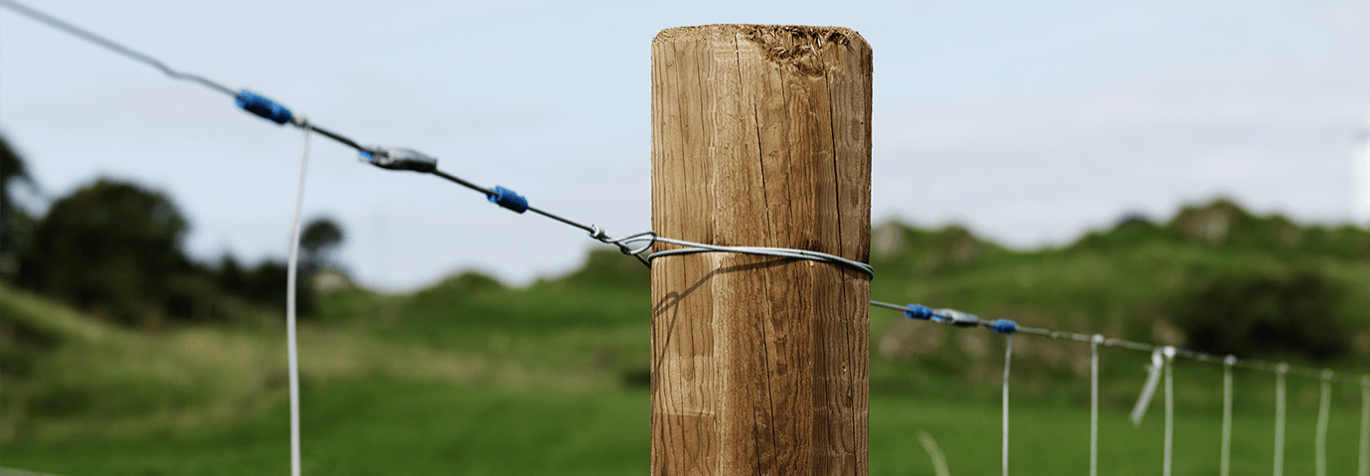 Bild på stängselstolpe. Prova stängselkalkylatorn på granngården.se